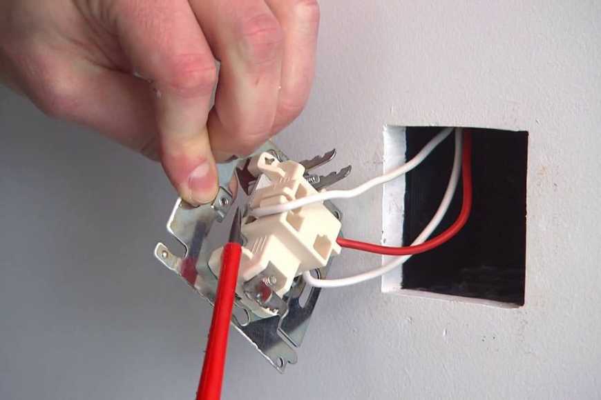 Comment brancher un interrupteur double dans une pièce