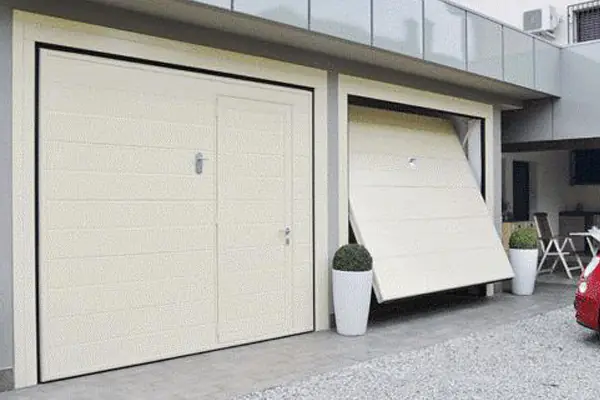 Porte de garage à charnières latérales isolantes