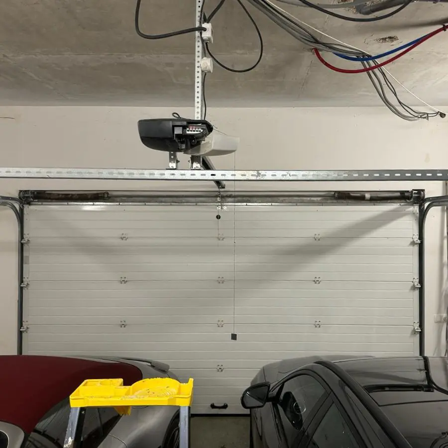 Réparation des Rails de Porte de Garage
Un rail mal aligné, tordu ou rouillé peut compromettre le fonctionnement de votre porte de garage. Ne tentez pas de le réparer vous-même, car cela pourrait aggraver le problème et présenter des risques de sécurité. Nos experts chez METAL 2000 sont équipés pour remplacer ou réparer les rails de votre porte de garage de manière sécuritaire et efficace.

Remplacement des Galets de Porte de Garage
Les galets jouent un rôle crucial dans le bon fonctionnement de votre porte. Un galet défectueux peut causer des dommages plus importants s'il n'est pas traité rapidement. Nos techniciens spécialisés peuvent remplacer les galets endommagés et s'assurer que votre porte fonctionne correctement.

Programme d'Entretien Régulier
Nous offrons également un programme d'entretien régulier pour vos portes de garage, particulièrement utile pour les entreprises qui dépendent de leur fonctionnement quotidien. Ce programme peut prévenir les pannes inopinées, réduire les coûts de réparation d'urgence et minimiser les interruptions de vos activités.

Réglage des Ressorts de Porte de Garage
Le réglage des ressorts est une procédure délicate qui nécessite l'expertise d'un professionnel. Nos techniciens chez METAL 2000 sont hautement qualifiés pour ajuster les ressorts de torsion de manière sûre et efficace, garantissant le bon fonctionnement de votre porte de garage.