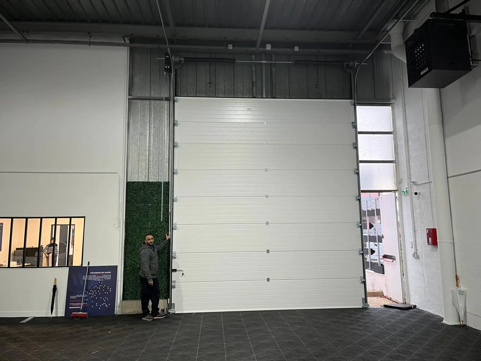 Réparation de fermetures industrielles à Cachan par l'équipe METAL 2000