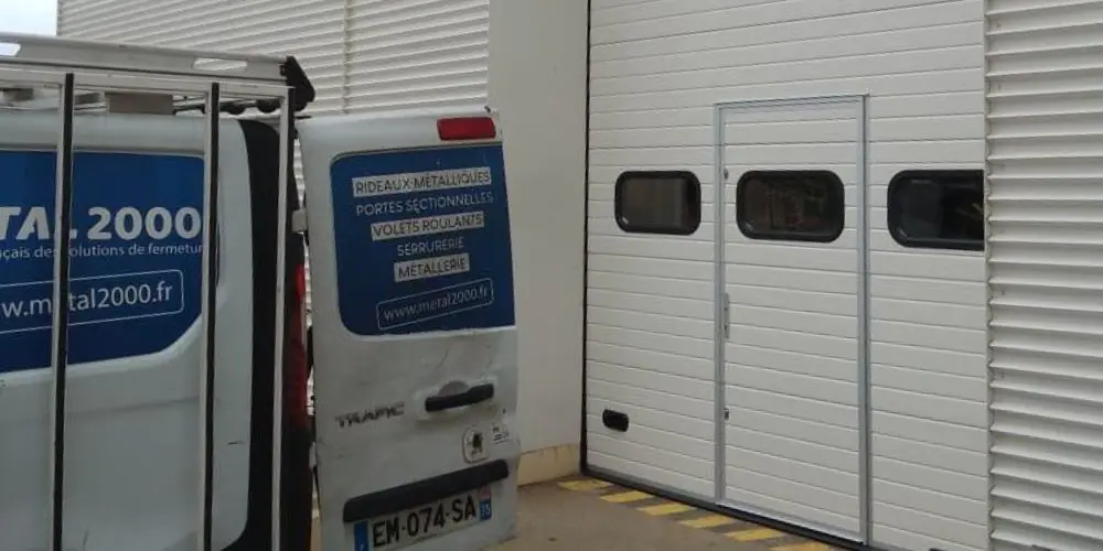 Réparation porte sectionnelle industrielle à Meudon