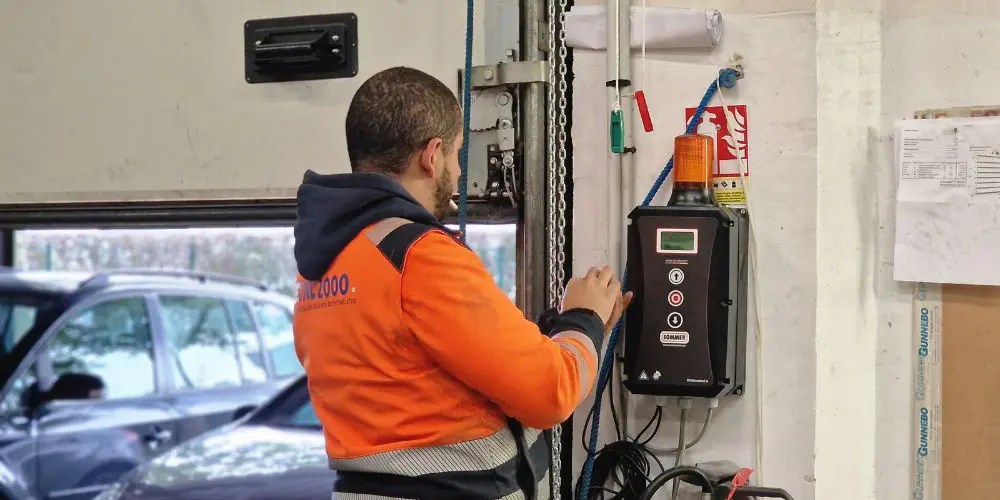 Entretien de portes industrielles à Vitry sur Seine par l'équipe METAL 2000