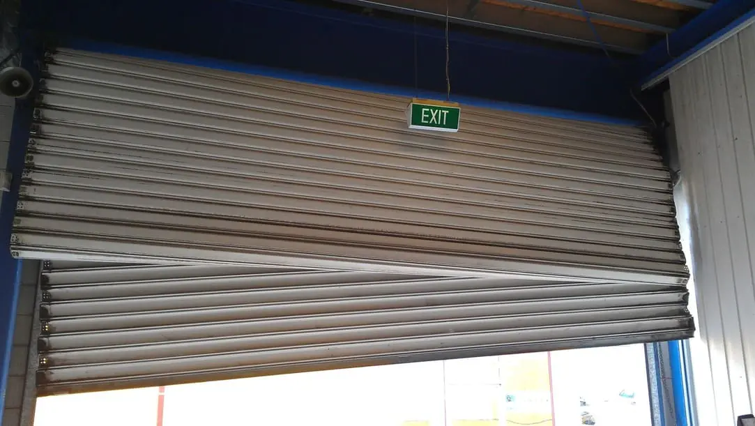 Dépannage rideau métallique désaxé