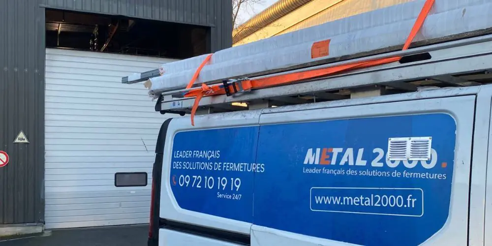 Réparation porte de garage Villiers-sur-Marne (94350) sur site, camion de METAL 2000 en route