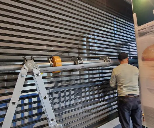 Changement d'un moteur de rideau métallique