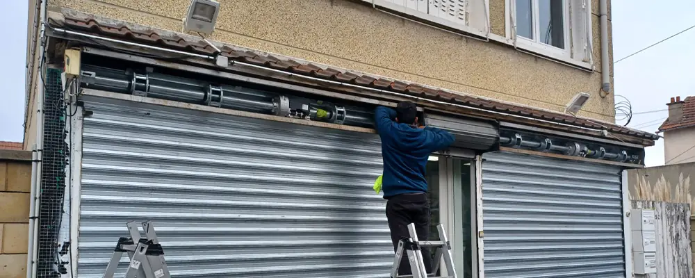 Comment réparer un rideau métallique électrique ?