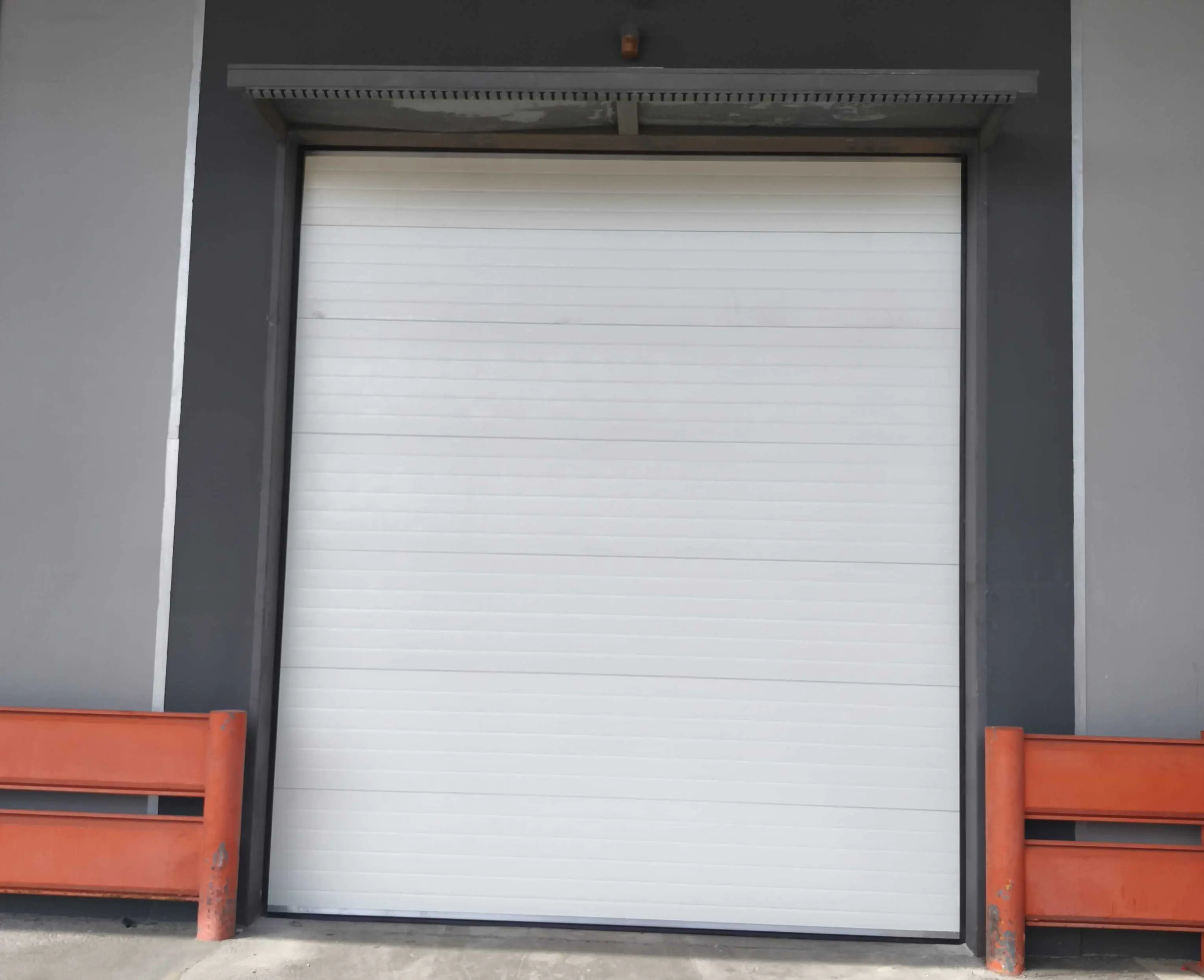 Fourniture et pose de deux portes sectionnelles motorisées pour la société Levi et David à Bobigny (93)