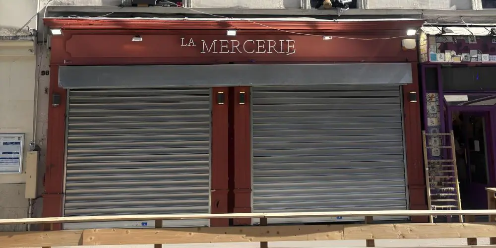 Pose de deux rideaux métalliques motorisés fabriqués sur mesure pour La Mercerie à Paris 11