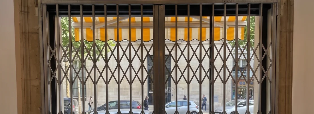Fourniture et pose de deux grilles métalliques extensibles pour Le Comptoir de Zola à Paris 15 (75)